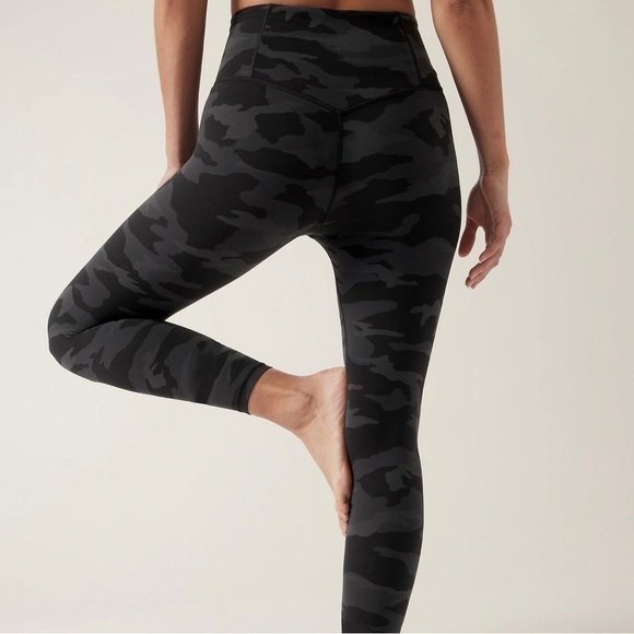 Athleta Elation Camo 7/8 Tight Leggings Size XS - Picture 2 of 11